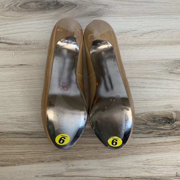 Steve Madden Pyper Nude Patent Peep Toe Pump. - Picture 6 of 7